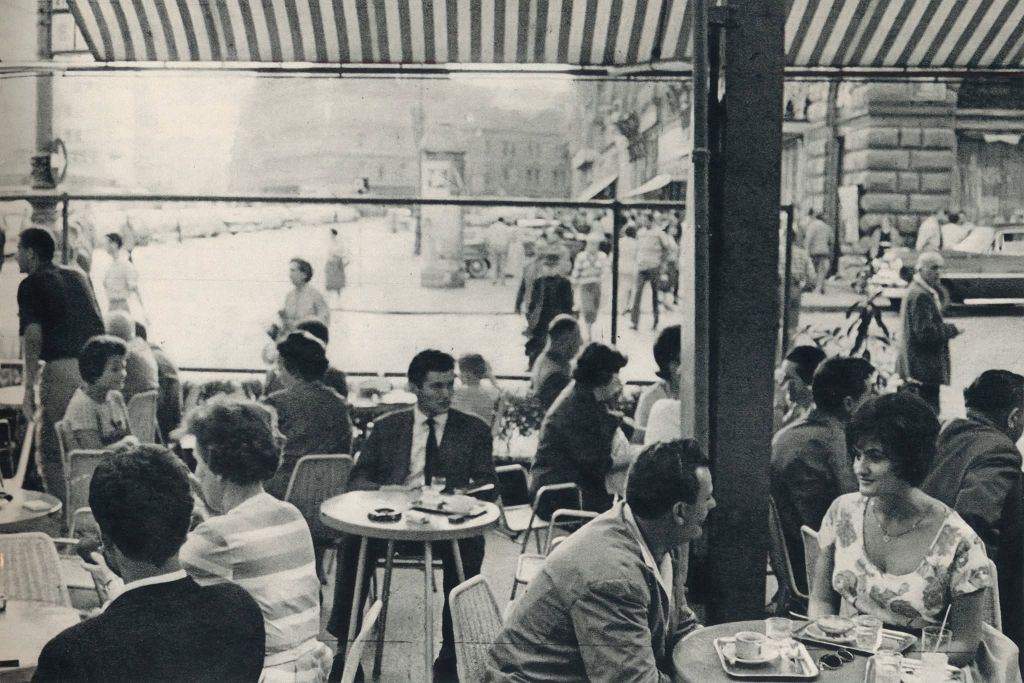 Trg Republike (današnji trg bana Jelačića) oko 1960. godine. Terasa gradske kavane
